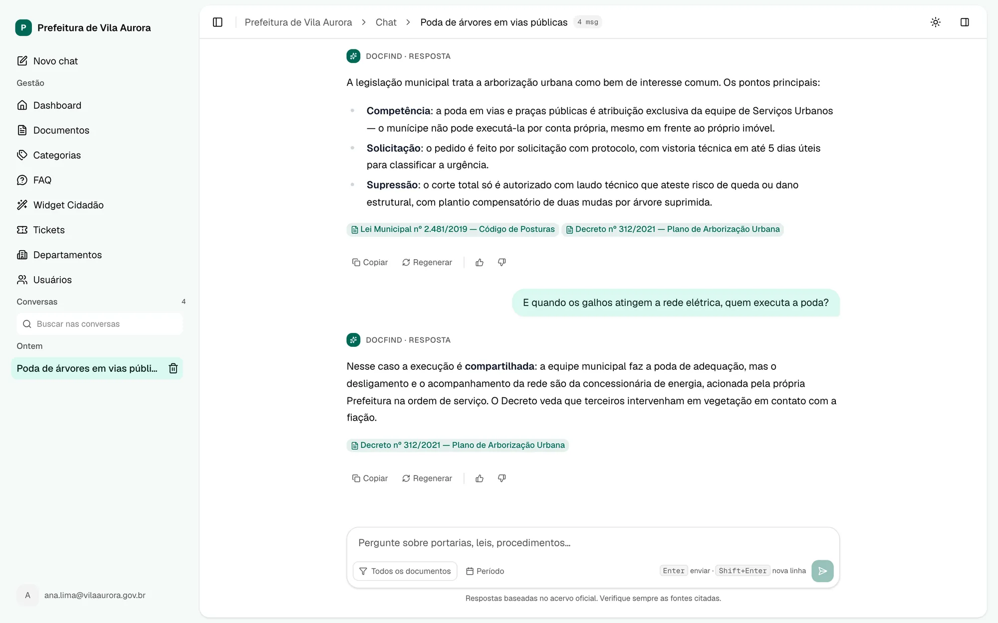 Chat interno da assessoria consultando leis, atas e pareceres, com as fontes citadas na resposta